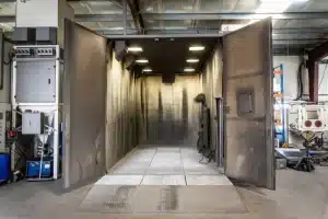 Die neue Strahlkabine im Einsatz ohne Werkstücke