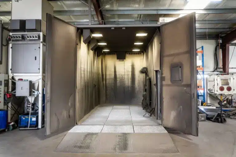 Die neue Strahlkabine im Einsatz ohne Werkstücke