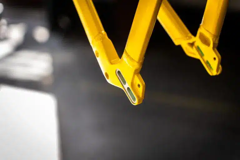 Nahaufnahme von zwei gelben Werkstuecken nach Pulverbeschichtung