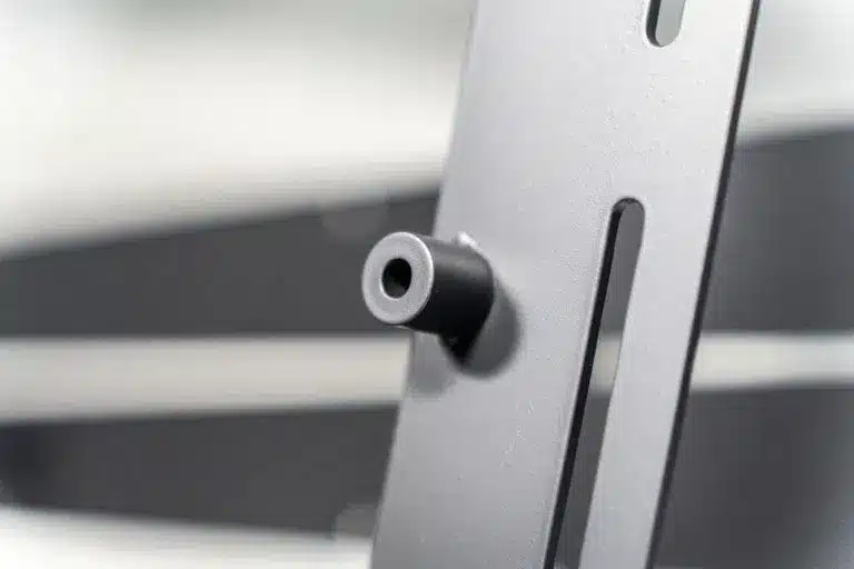 Nahaufnahme von grauem Werkstueck nach Pulverbeschichtung