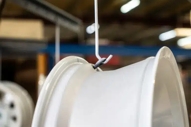 Nahaufnahme von pulverbeschichteter Autofelge