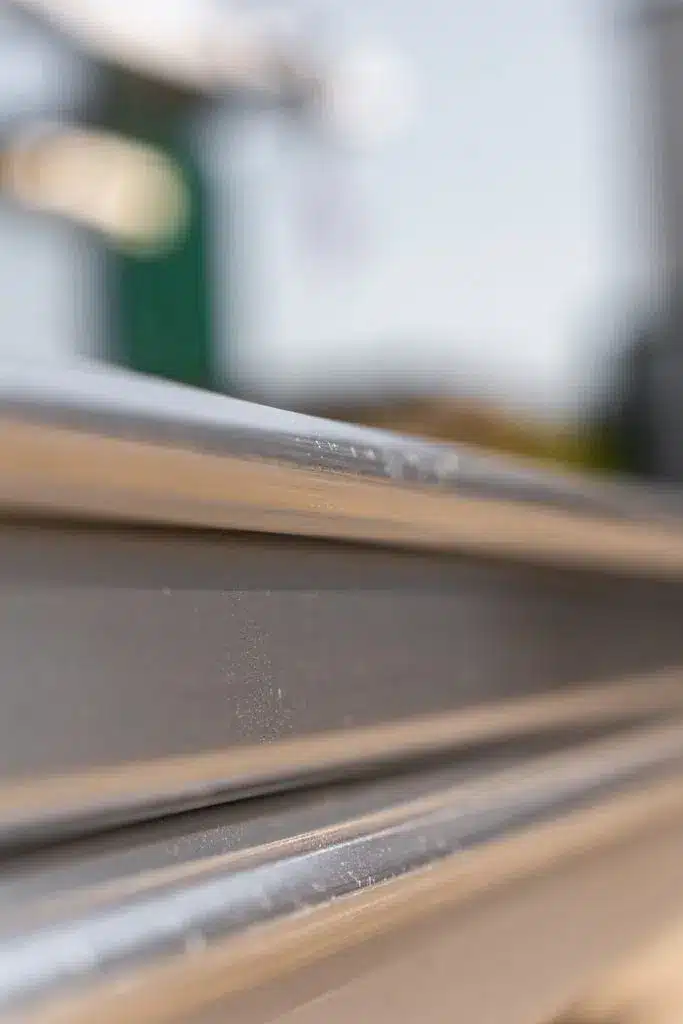 Nahaufnahme von einer Schiene nach Pulverbeschichtung