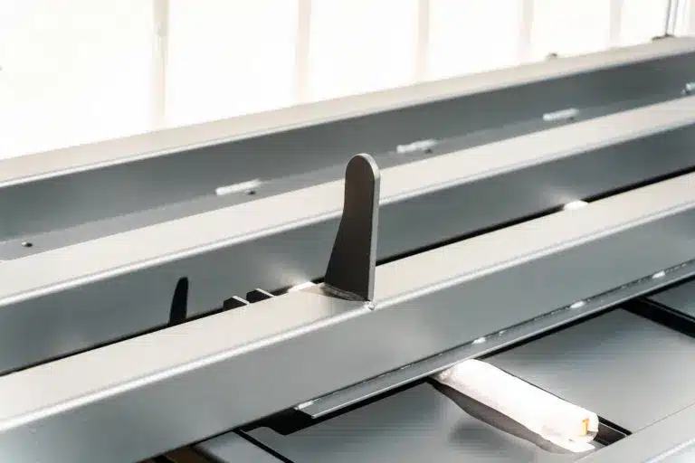 Nahaufnahme von Industriewerkstuecken nach Pulverbeschichtung im Detail