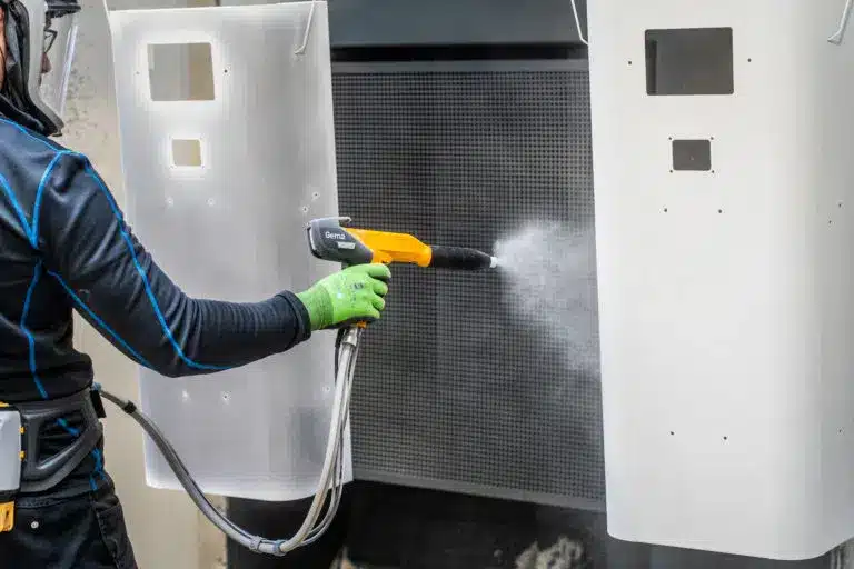 Nahaufnahme von zwei gelben Werkstuecken nach Pulverbeschichtung