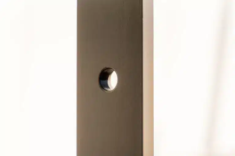 Nahaufnahme von Werkstueck nach Pulverbeschichtung im Detail