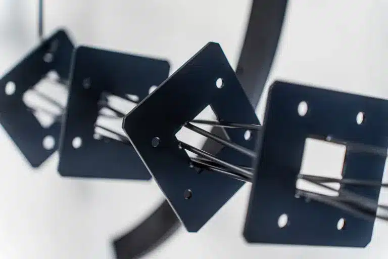 Farbige Werkstücke auf Trocknungsvorrichtung nach Oberflächenveredelung.