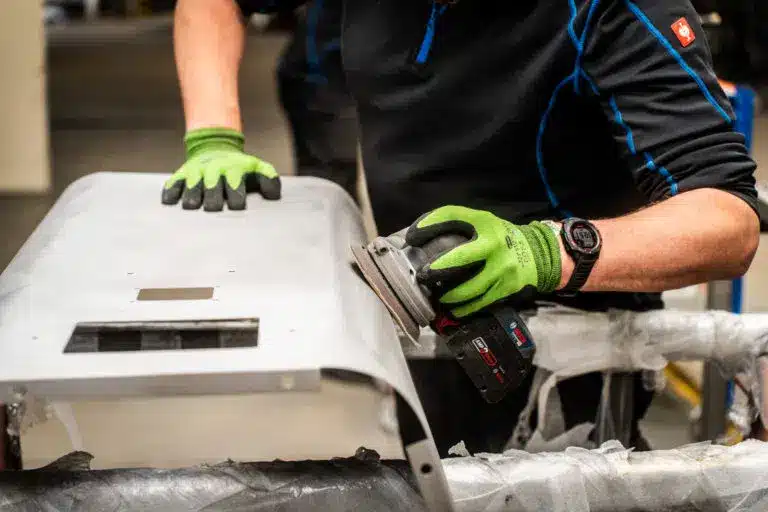 Mitarbeiter von KBN bei der Vorbereitung der Oberfläche eines Werstueckes für die spätere Entlackung