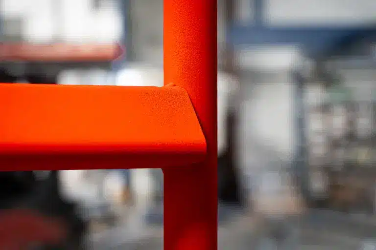 Perfektes Endprodukt nach Glasperlstrahlen und Pulverbeschichtung aus der Nähe. Sprosse einer Feuerleiter.