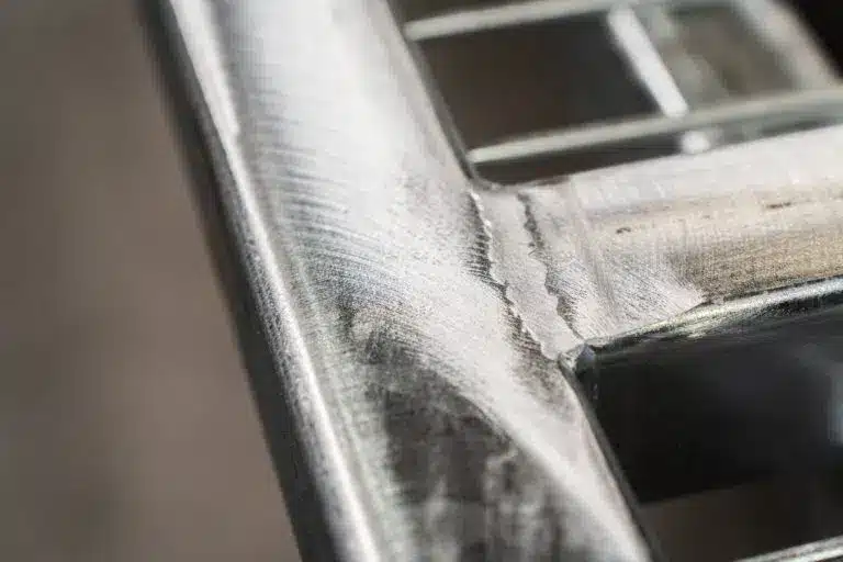 Detailansicht eines optimal entlackten Werkstuecks nach Glasperlstrahlen und nach perfekter Pulverbeschichtung. Sprossen einer Feuerleiter vor der Pulverbeschichtung.