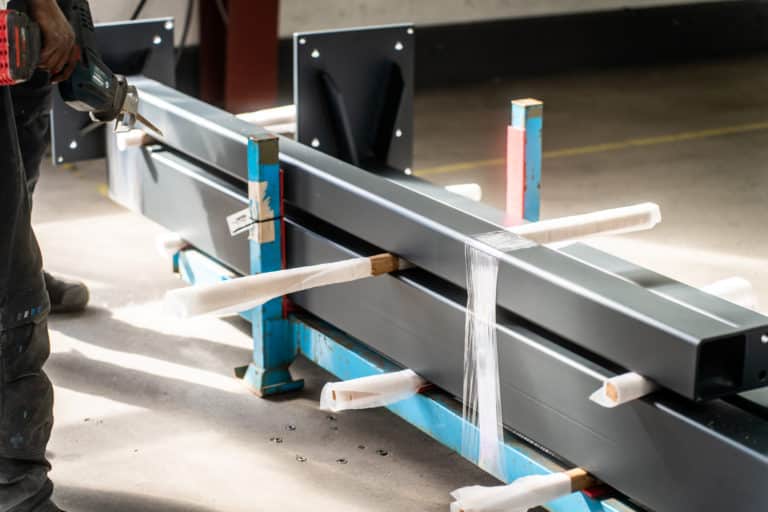 Beispiel von Pulverbeschichtung bei größeren industriellen Bauteilen