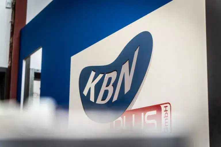 Nahaufnahme einer Verkleidung mit KBN Logo für Fassade der Firma