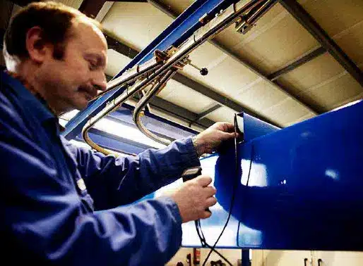 Mitarbeiter von KBN prüft fertiges Werkstück nach Pulverbeschichtung